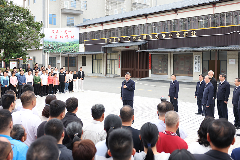 4月10日至13日，中共中央总书记、国家主席、中央军委主席习近平在广东考察。这是11日下午，习近平在茂名高州市根子镇柏桥村同村民亲切交流。